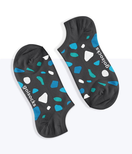 Egy pár kavicsos mintás Jól bevált Fekete Goisocks bokazokni.