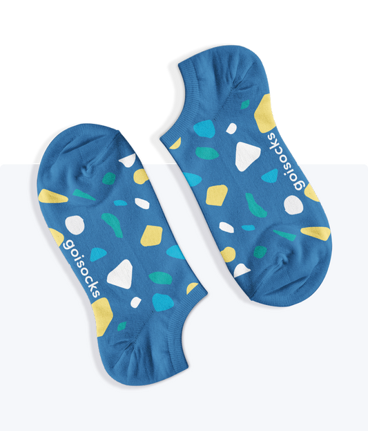 Egy pár kavicsos mintás Csodás Kék Goisocks bokazokni.