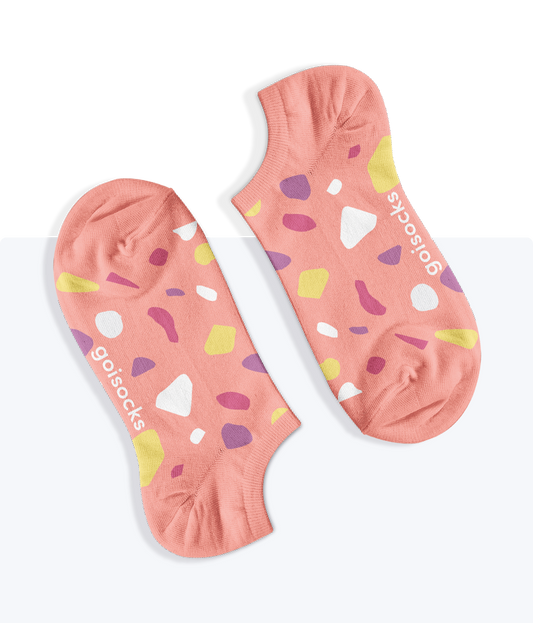 Egy pár kavicsos mintás Barackvirág Goisocks bokazokni.