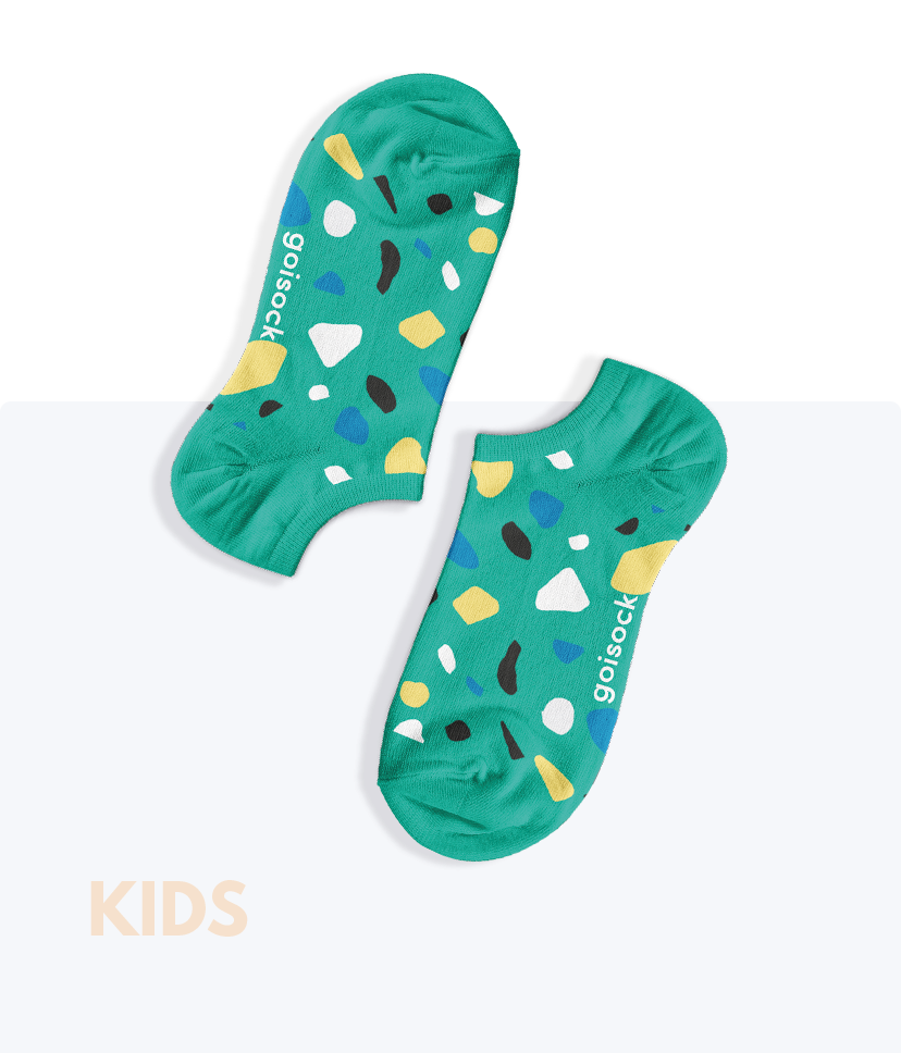 Egy pár kavicsos mintás Páva Zöld Goisocks bokazokni gyerek méretben.
