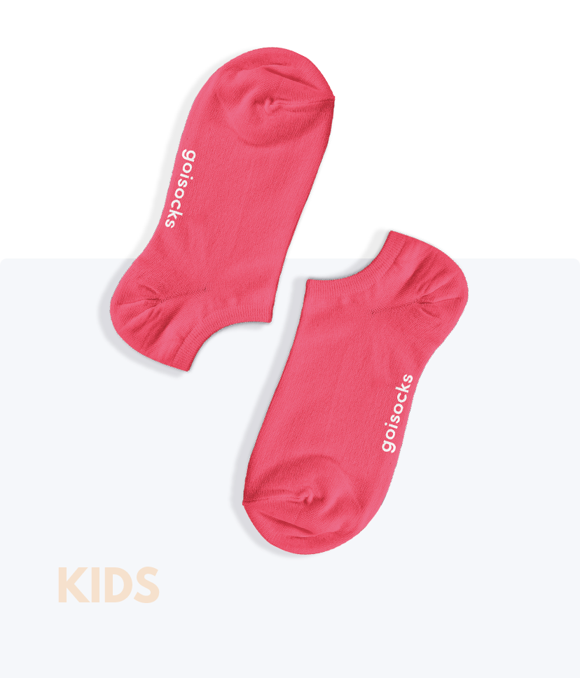 Egy pár egyszínű Málna Rózsaszín Goisocks bokazokni gyerek méretben.