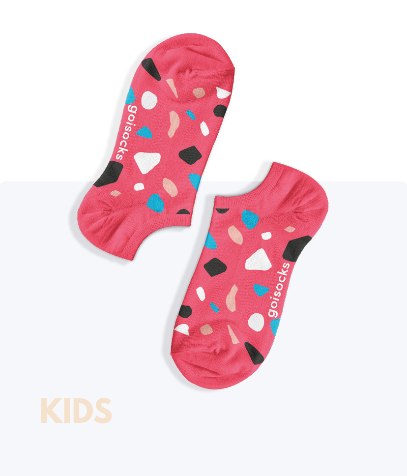 Egy pár kavicsos mintás Málna Rózsaszín Goisocks bokazokni gyerek méretben.