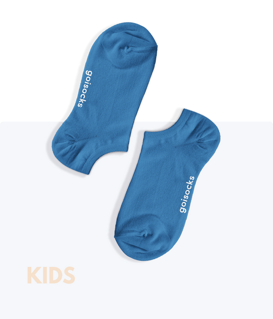 Egy pár egyszínű Csodás Kék Goisocks bokazokni gyerek méretben.