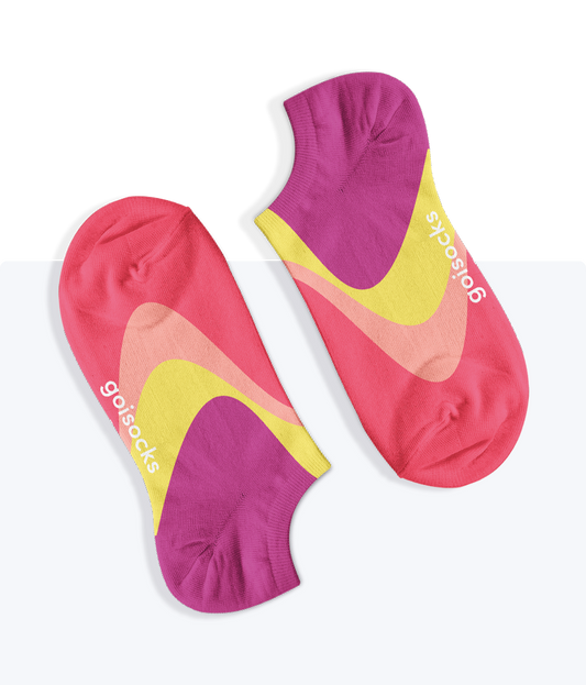 Egy pár Goisocks Bokazokni sárga, rózsaszín és lila hullámos mintával.
