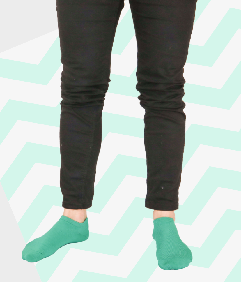 Férfi lábon Goisocks bokazokni Páva Zöld színben.