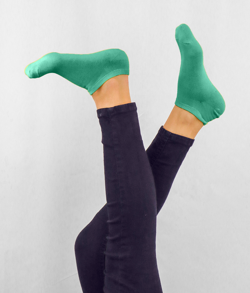 Felfelé álló lábakon egyszínű, páva zöld Goisocks bokazokni.