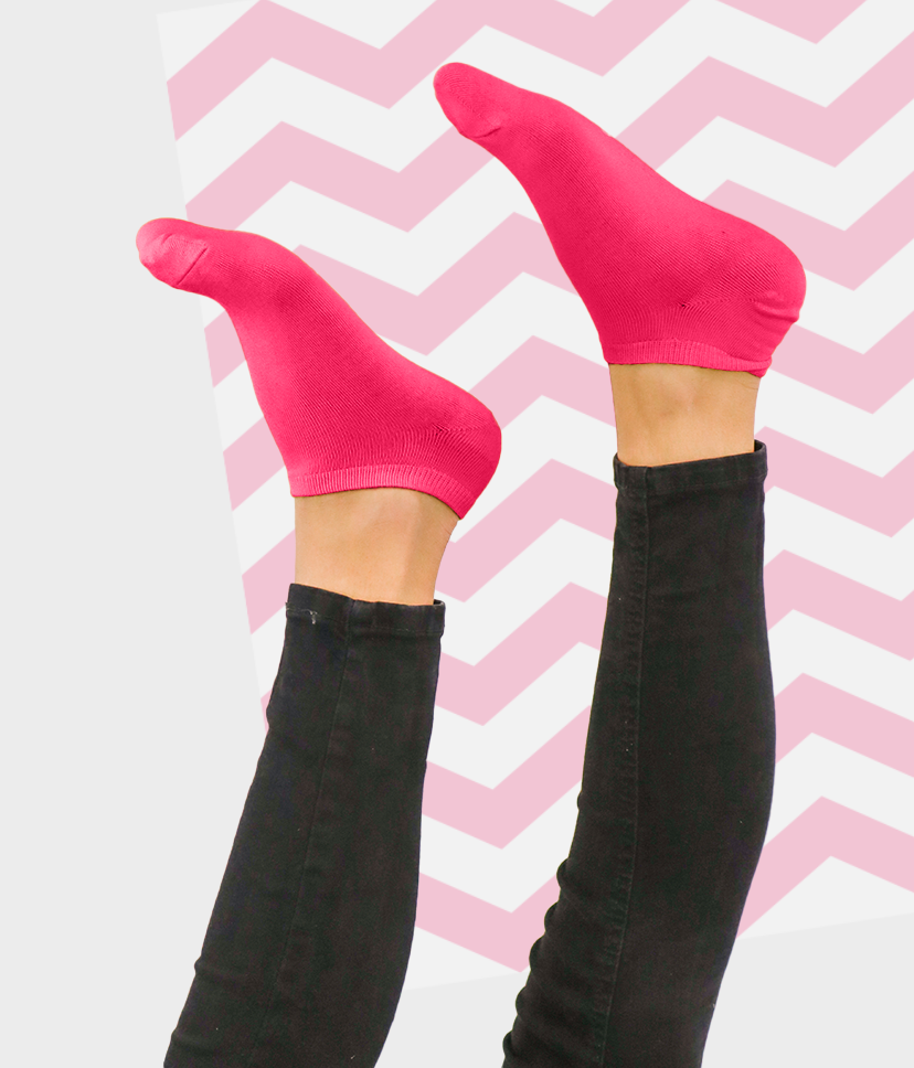 Felfelé mutató női lábon egy pár Goisocks Bokazokni mála rózsaszín színben.