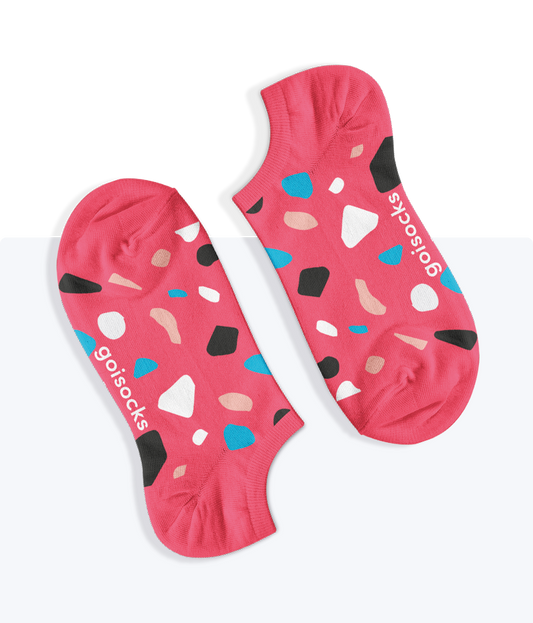 Egy pár kavicsos mintás Málna Rózsaszín Goisocks bokazokni.