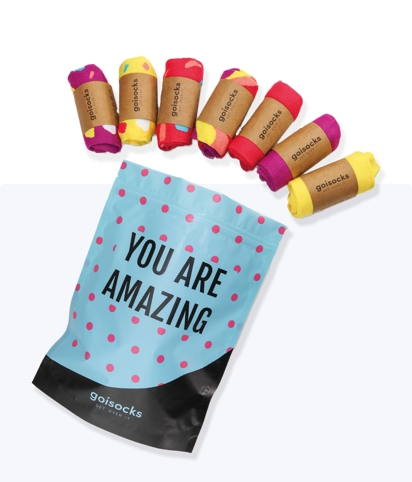 Goisocks Rózsaszín Sárga Lila 7 darabos csomag gurigákban és You Are Amazing feliratú kék színű zacskó.