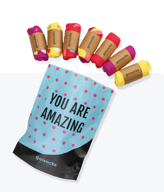 Goisocks Rózsaszín Sárga Lila 7 darabos csomag gurigákban és You Are Amazing feliratú kék színű zacskó.