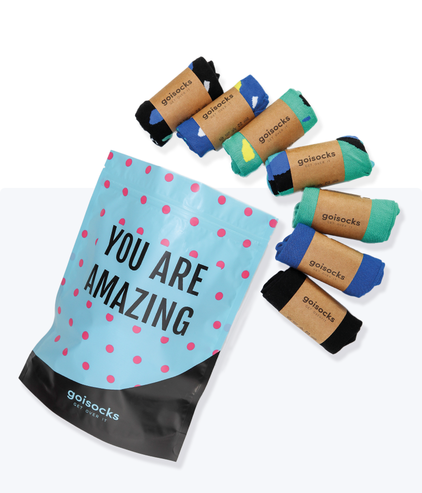 Goisocks Kék Zöld Fekete 7 darabos csomag gurigákban és You Are Amazing feliratú kék színű zacskó.