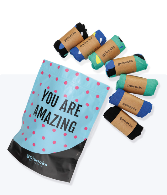 Goisocks Kék Zöld Fekete 7 darabos csomag gurigákban és You Are Amazing feliratú kék színű zacskó.