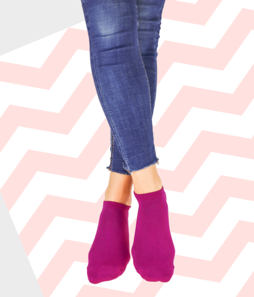 Női lábon Goisocks Bokazokni élénk lila színben.