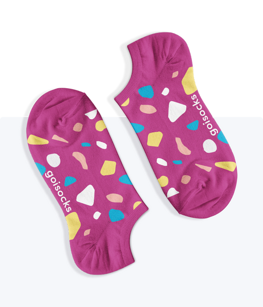 Egy pár kavicsos mintás Élénk Lila Goisocks bokazokni.